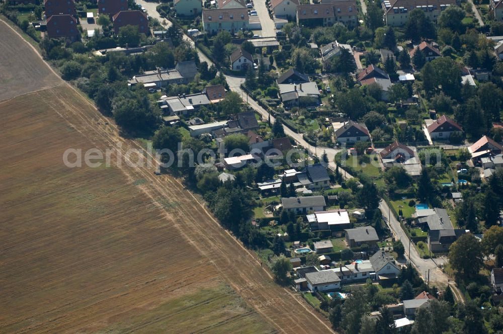 Berlin from the bird's eye view: Blick auf Einfamilienhäuser am Ingwäonenweg in Karow.