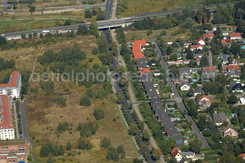 Aerial photograph Berlin - Blick auf eine Grünfläche zwischen der Bucher Chaussee mit Einfamilienhäuser und Beerbaumstraße mit Mehrfamilienhäuser in Karow-Nord.