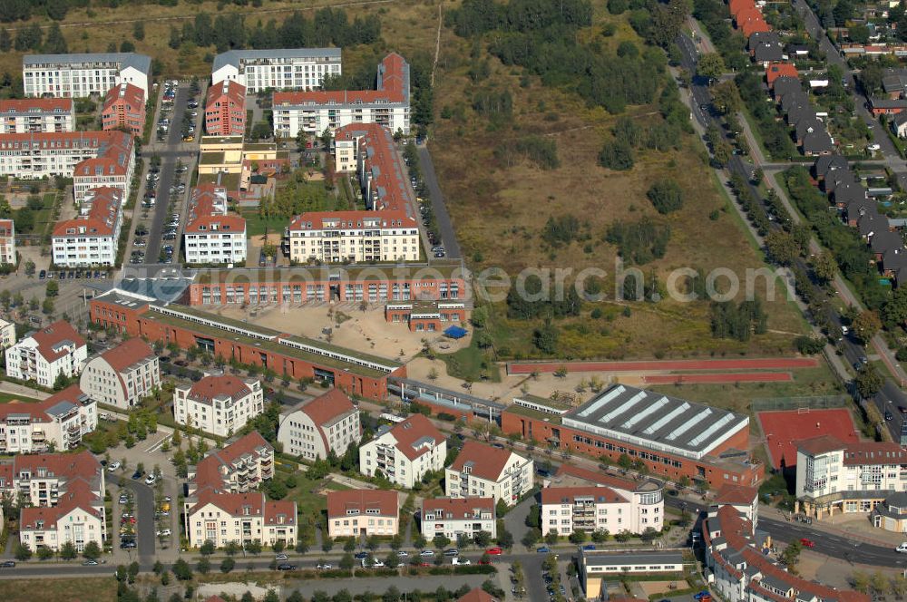 Aerial photograph Berlin - Blick auf Mehrfamilienhäuser an der Straße Am Elsebrocken Ecke Busonistraße Ecke Achillesstraße mit der Grundschule im Panketal sowie der Beerbaumstraße Ecke Pfannschmidtstraße im Wohngebiet / Neubaugebiet Karow-Nord.