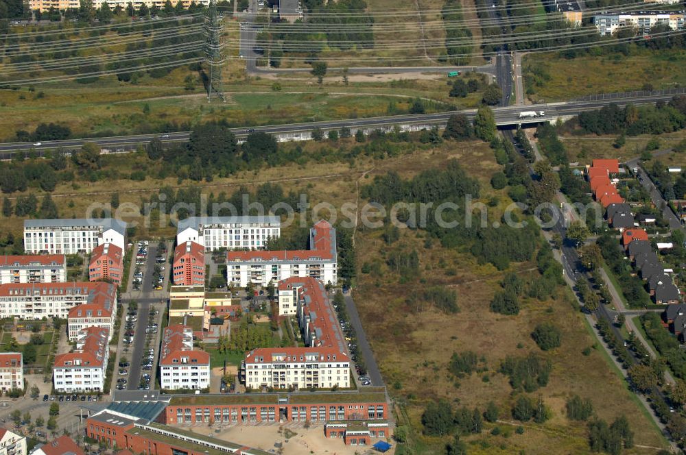 Berlin from above - Blick vorbei an der Grundschule im Panketal auf Mehrfamilienhäuser an der Pfannschmidtstraße Ecke Beerbaumstraße Nahe des Berliner Ring / Autobahn A 10 / E 55 im Wohngebiet / Neubaugebiet Karow-Nord.