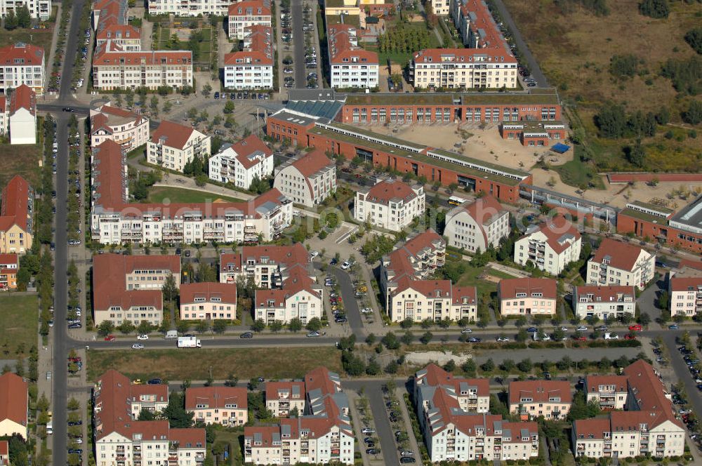 Aerial photograph Berlin - Blick auf Mehrfamilienhäuser an der Teichbergstraße und der Straße Am Elsebrocken Ecke Busonistraße Ecke Achillesstraße mit der Grundschule im Panketal sowie der Beerbaumstraße Ecke Pfannschmidtstraße im Wohngebiet / Neubaugebiet Karow-Nord.