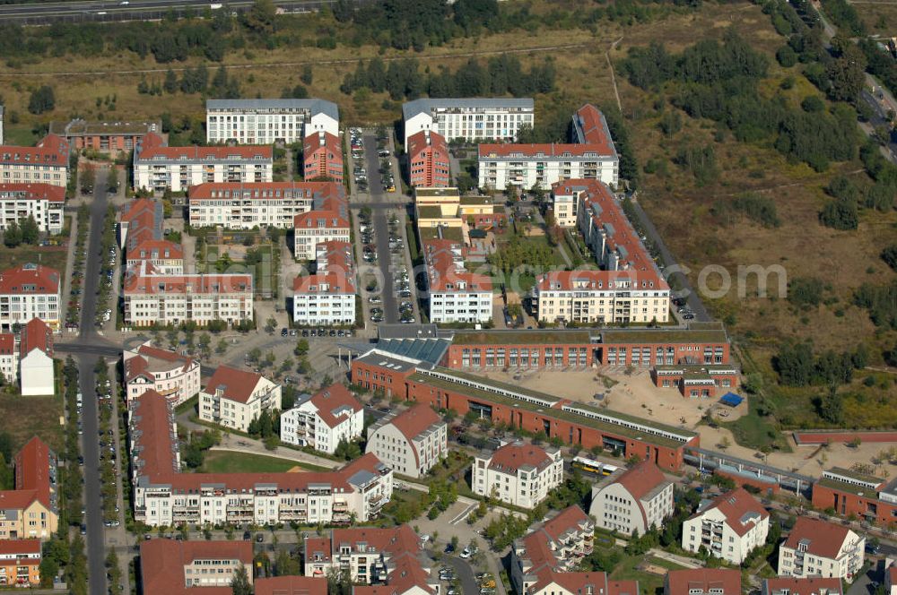 Berlin from above - Blick auf Mehrfamilienhäuser an der Busonistraße Ecke Achillesstraße mit der Grundschule im Panketal sowie der Beerbaumstraße Ecke Pfannschmidtstraße im Wohngebiet / Neubaugebiet Karow-Nord.