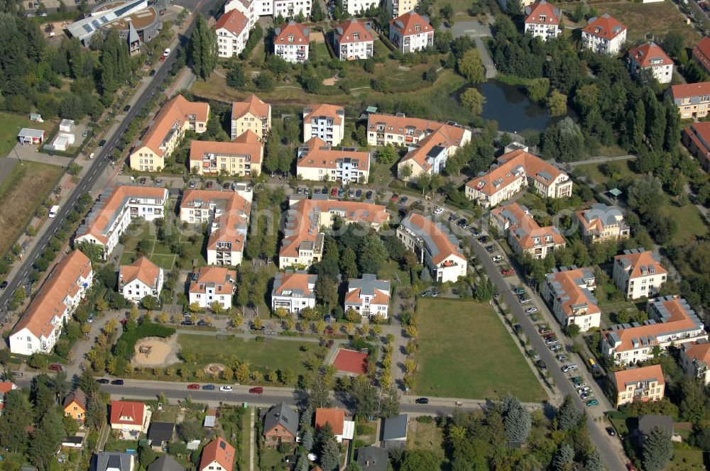 Berlin from above - Blick auf Mehrfamilienhäuser und Einfamilienhäuser am Achtrutenberg Ecke Gewanneweg Ecke Röländer Straße im Wohngebiet / Neubaugebiet Karow-Nord.