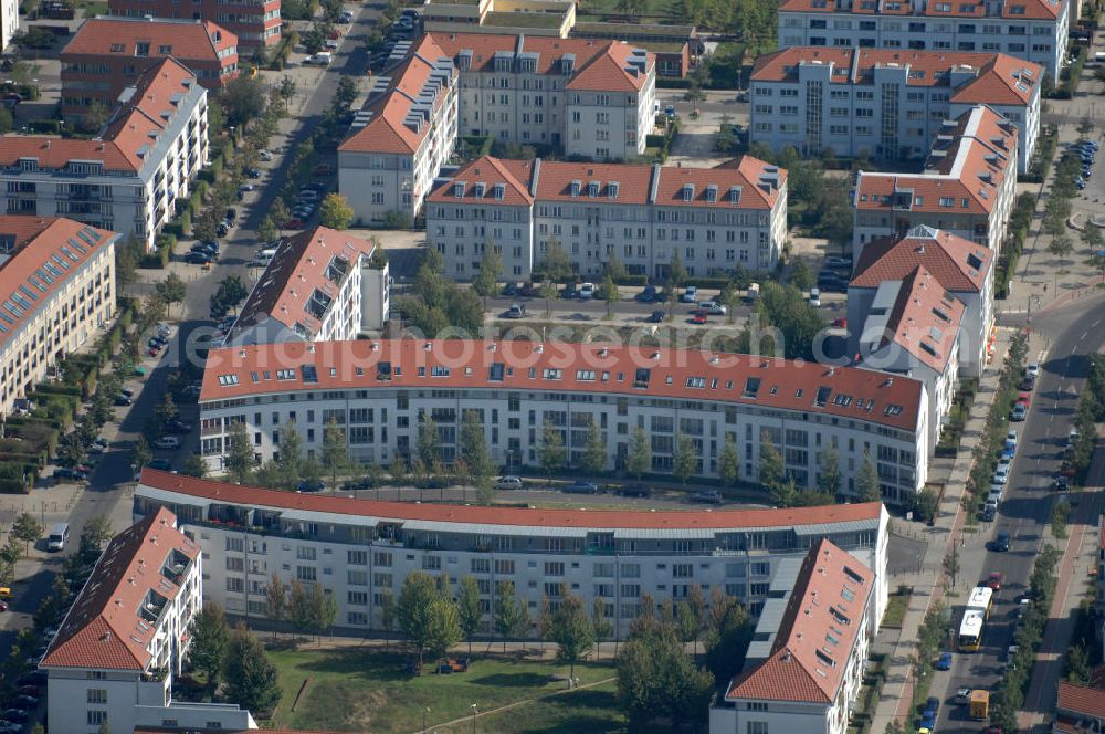 Aerial image Berlin - Blick auf Mehrfamilienhäuser am Ballonplatz zwischen Pfannschmidtstraße und Achillesstraße im Wohngebiet / Neubaugebiet Karow-Nord.