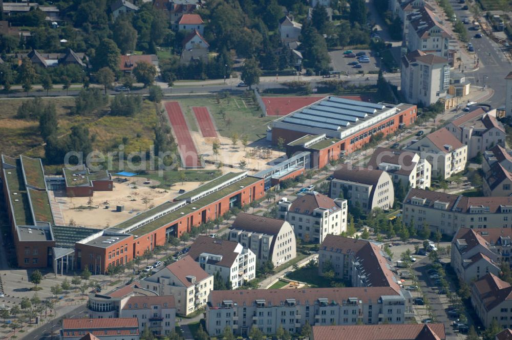 Aerial photograph Berlin - Blick über Mehrfamilienhäuser an der Achillesstraße auf die Grundschule im Panketal im Wohngebiet / Neubaugebiet Karow-Nord.