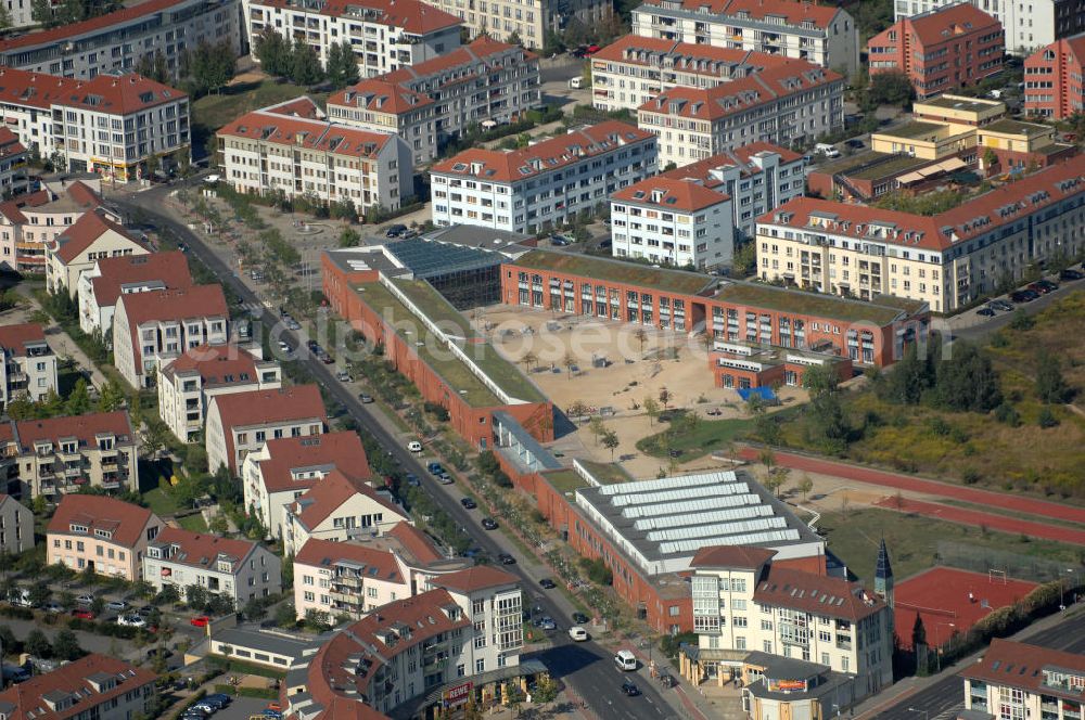 Berlin from above - Blick auf Mehrfamilienhäuser an der Straße Am Elsebrocken Ecke Achillesstraße mit der Grundschule im Panketal sowie der Beerbaumstraße im Wohngebiet / Neubaugebiet Karow-Nord.