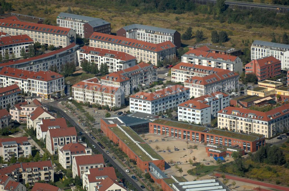 Berlin from the bird's eye view: Blick auf Mehrfamilienhäuser an der Achillesstraße mit der Grundschule im Panketal sowie der Beerbaumstraße im Wohngebiet / Neubaugebiet Karow-Nord.