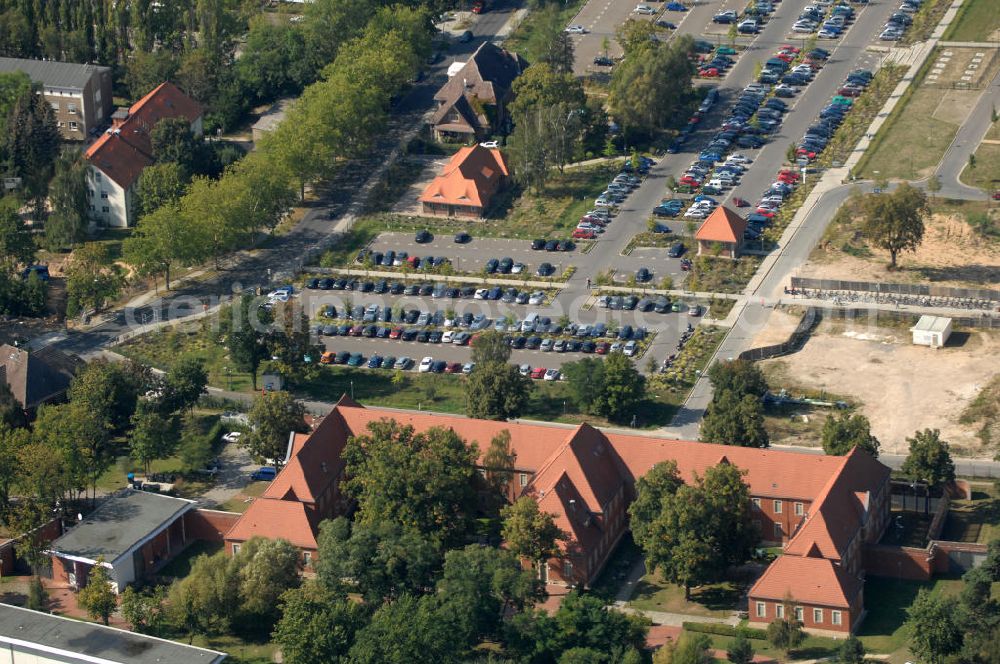 Berlin from the bird's eye view: Blick auf einen Parkplatz am Helios Klinikum / Krankenhaus in Berlin-Buch.