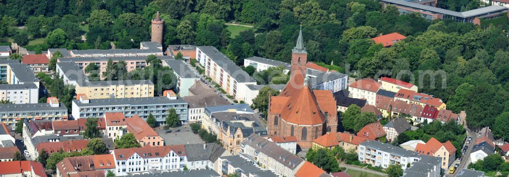 Aerial photograph Bernau - Blick auf Wohngebiete am Kirchplatz mit der St. Marien Kirche Bernau im Stadtzentrum von Bernau. View of residential areas on the church square with the Church of St. Mary Bernau.