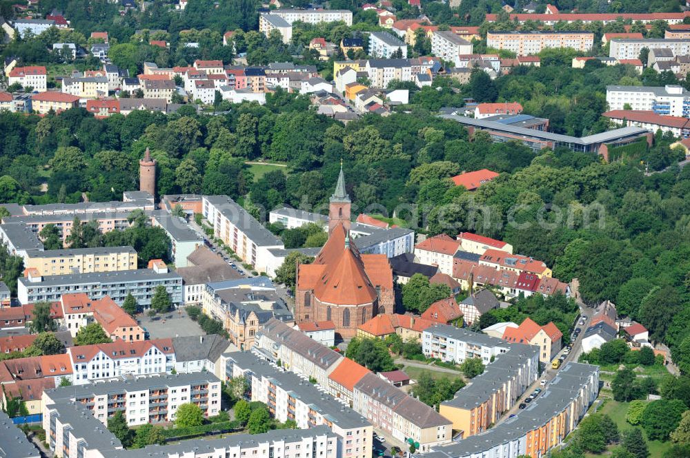 Bernau from above - Blick auf Wohngebiete am Kirchplatz mit der St. Marien Kirche Bernau im Stadtzentrum von Bernau. View of residential areas on the church square with the Church of St. Mary Bernau.