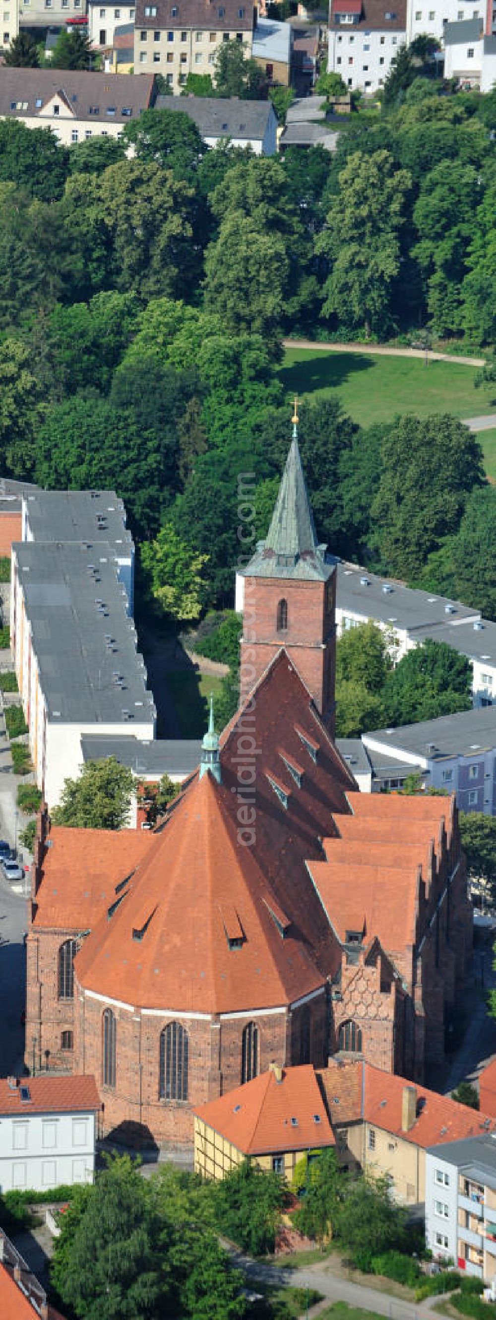 Bernau from the bird's eye view: Blick auf Wohngebiete am Kirchplatz mit der St. Marien Kirche Bernau im Stadtzentrum von Bernau. View of residential areas on the church square with the Church of St. Mary Bernau.