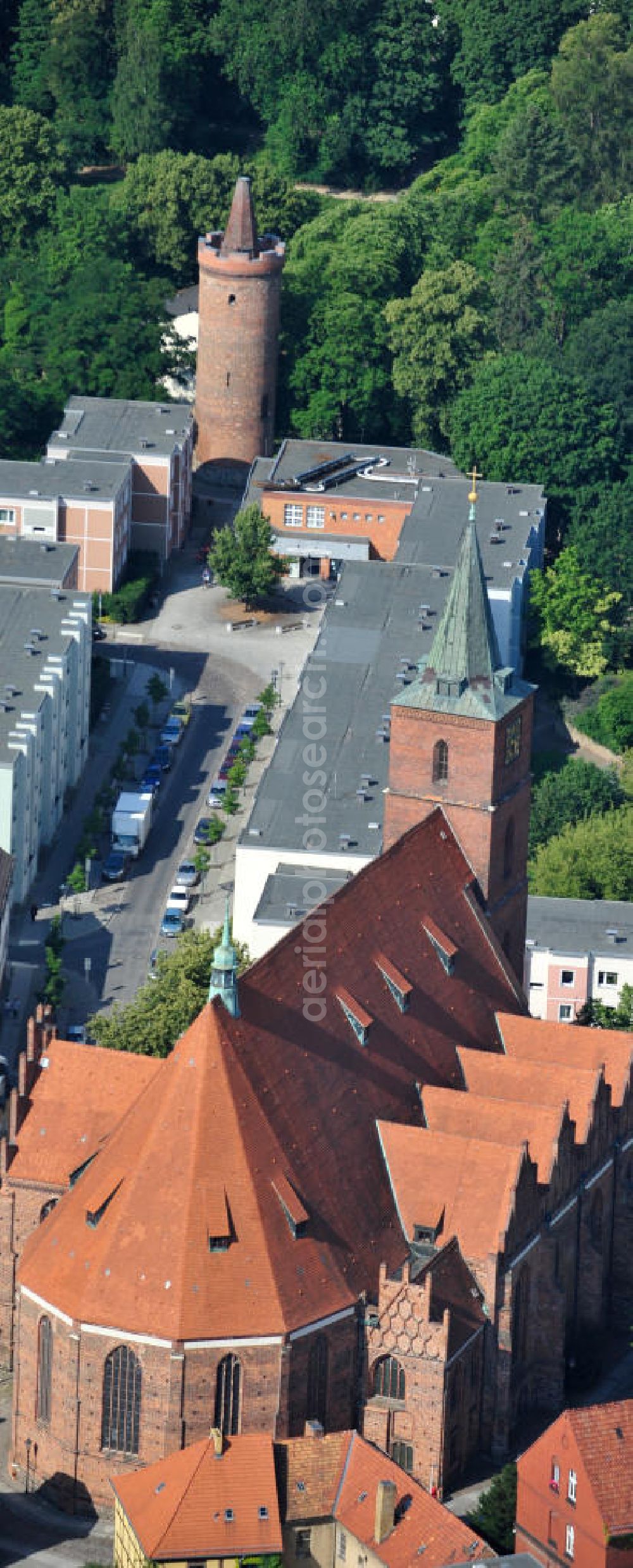 Bernau from above - Blick auf Wohngebiete am Kirchplatz mit der St. Marien Kirche Bernau im Stadtzentrum von Bernau. View of residential areas on the church square with the Church of St. Mary Bernau.