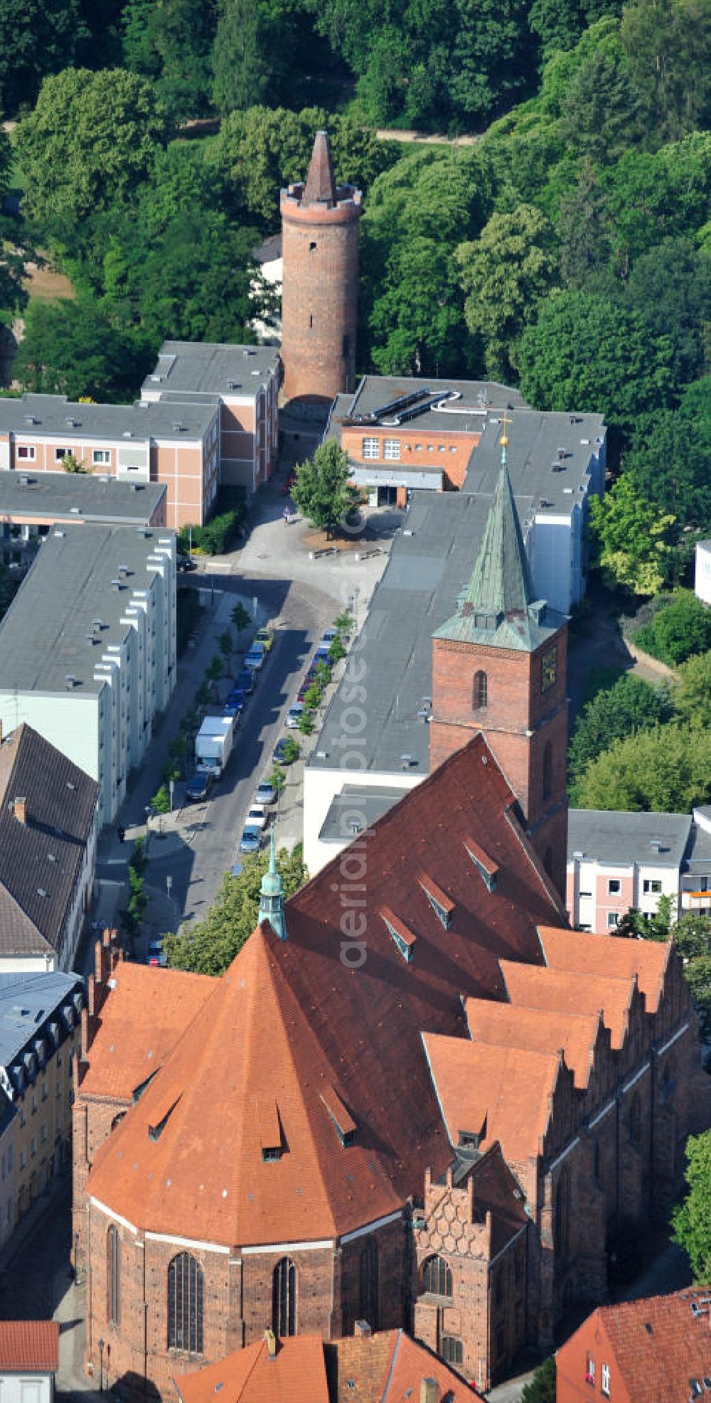 Bernau from the bird's eye view: Blick auf Wohngebiete am Kirchplatz mit der St. Marien Kirche Bernau im Stadtzentrum von Bernau. View of residential areas on the church square with the Church of St. Mary Bernau.