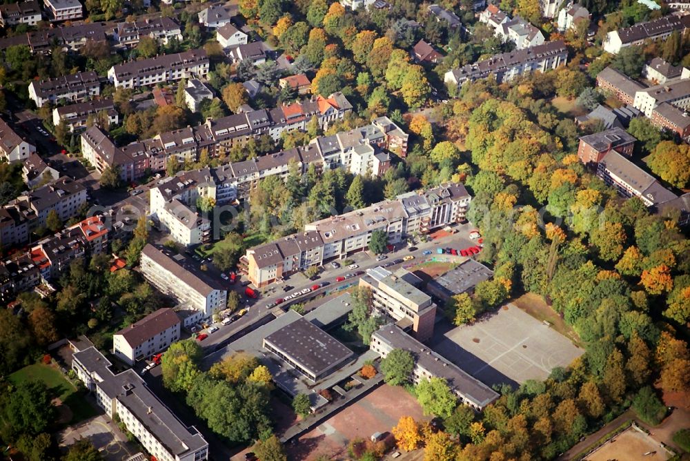 Köln from the bird's eye view: Housing in Cologne in North Rhine-Westphalia on Rautenstrauch channel along the interior green belt at the Hiroshima-Nagasaki Park