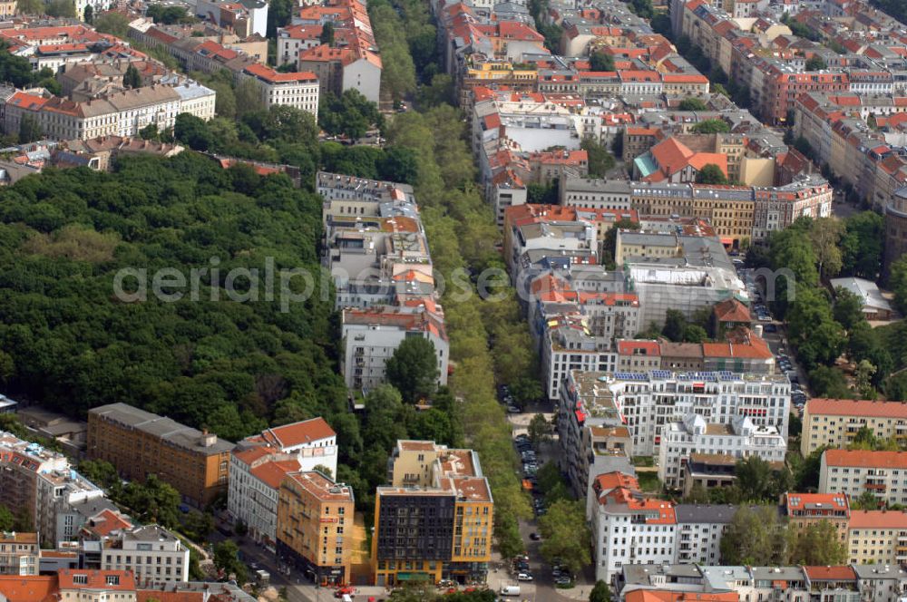 Berlin from above - Blick auf das Wohngebiet an der Kollwitzstraße und am Jüdischen Friedhof im Ortsteil Prenzlauer Berg in Berlin-Pankow. View to the residential district at the Kollwitzstraße and at the Jewish Cemetry in the district Prenzlauer Berg in Berlin-Pankow.