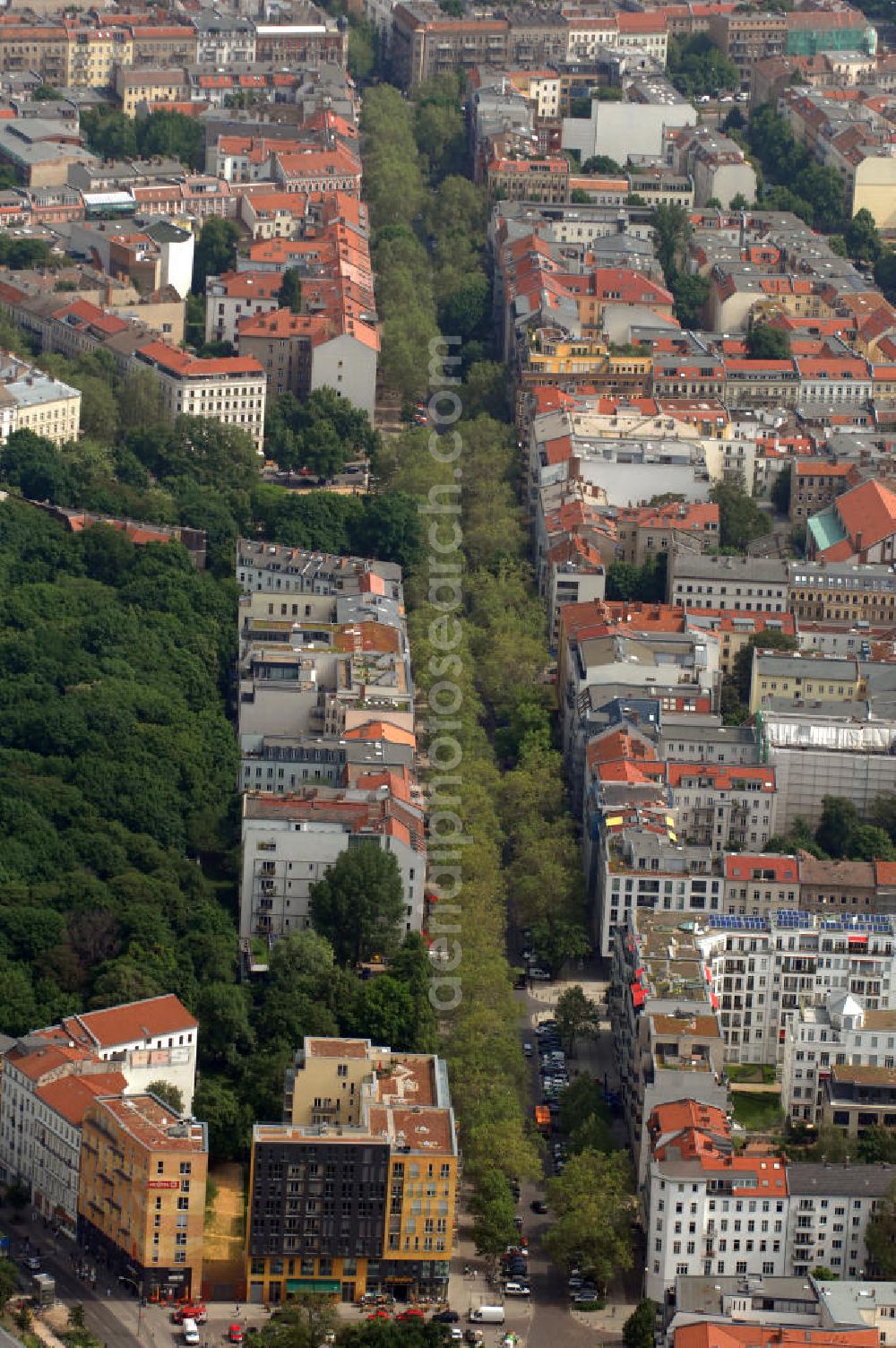 Berlin from the bird's eye view: Blick auf das Wohngebiet an der Kollwitzstraße und am Jüdischen Friedhof im Ortsteil Prenzlauer Berg in Berlin-Pankow. View to the residential district at the Kollwitzstraße and at the Jewish Cemetry in the district Prenzlauer Berg in Berlin-Pankow.