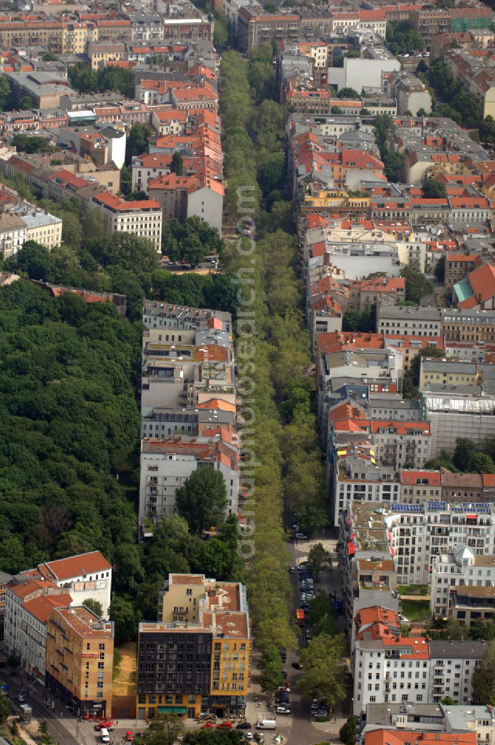 Aerial image Berlin - Blick auf das Wohngebiet an der Kollwitzstraße und am Jüdischen Friedhof im Ortsteil Prenzlauer Berg in Berlin-Pankow. View to the residential district at the Kollwitzstraße and at the Jewish Cemetry in the district Prenzlauer Berg in Berlin-Pankow.