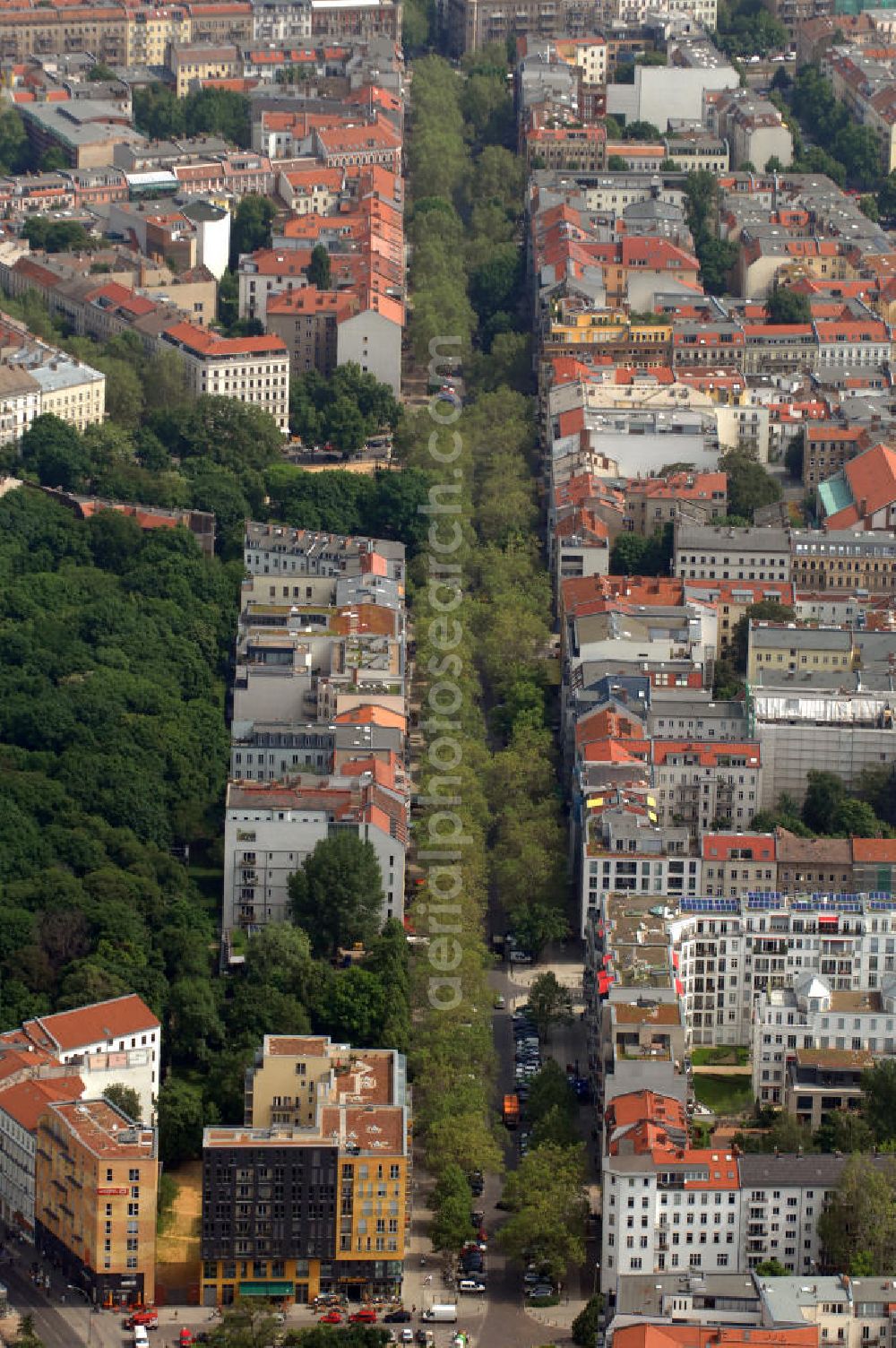 Aerial photograph Berlin - Blick auf das Wohngebiet an der Kollwitzstraße und am Jüdischen Friedhof im Ortsteil Prenzlauer Berg in Berlin-Pankow. View to the residential district at the Kollwitzstraße and at the Jewish Cemetry in the district Prenzlauer Berg in Berlin-Pankow.