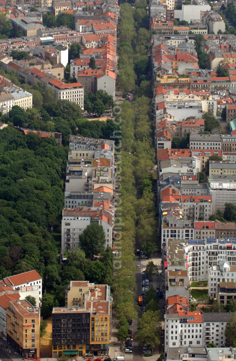 Berlin from above - Blick auf das Wohngebiet an der Kollwitzstraße und am Jüdischen Friedhof im Ortsteil Prenzlauer Berg in Berlin-Pankow. View to the residential district at the Kollwitzstraße and at the Jewish Cemetry in the district Prenzlauer Berg in Berlin-Pankow.