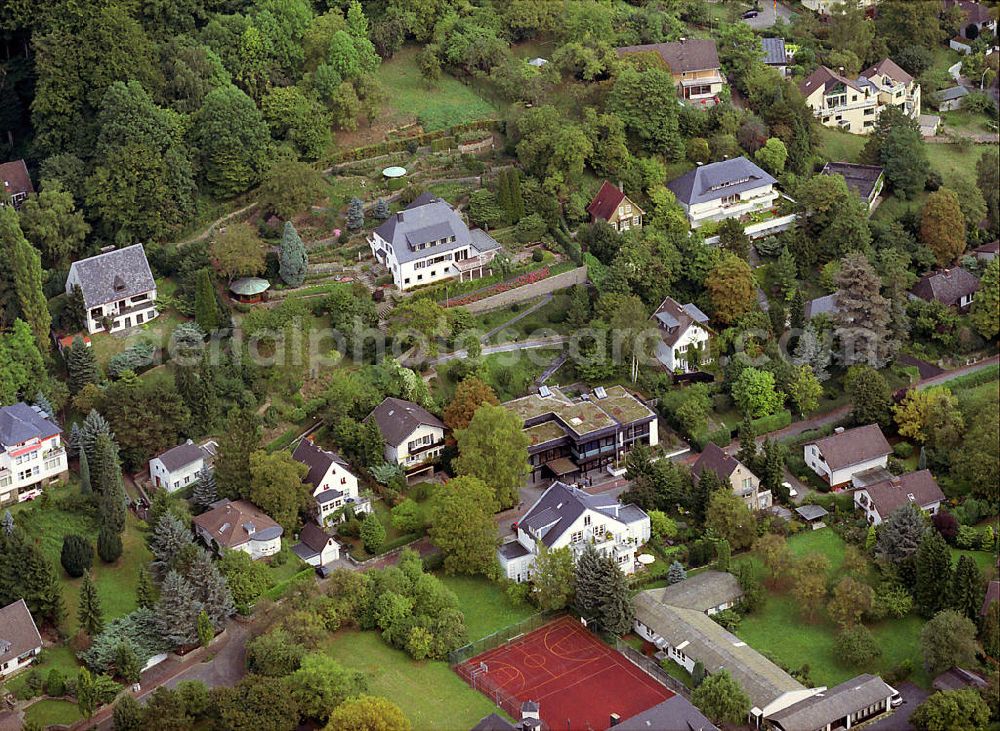 Bad Honnef-Rhöndorf from the bird's eye view: Überblick über das Wohngebiet um das Konrad-Adenauer-Haus in Bad Honnef-Rhöndorf, welches sich in der oberen Bildmitte befindet. Auf diesem Grundstück wurde 1975 das Adenauer-Museum eröffnet. Das Wohnhaus und das Museum werden von der Stiftung Bundeskanzler-Adenauer-Haus betrieben. Overview of the housing area enclosing the Konrad-Adenauer-Haus in Bad Honnef-Rhöndorf which is located in the upper center of the photograph. In 1978 the Adenauer-Museum was opened on this property. The residental building and the museum are run by the Stiftung Bundeskanzler-Adenauer-Haus.