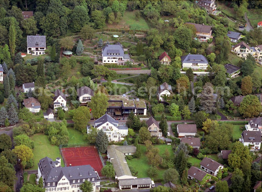 Aerial photograph Bad Honnef-Rhöndorf - Überblick über das Wohngebiet um das Konrad-Adenauer-Haus in Bad Honnef-Rhöndorf, welches sich in der oberen Bildmitte befindet. Auf diesem Grundstück wurde 1975 das Adenauer-Museum eröffnet. Das Wohnhaus und das Museum werden von der Stiftung Bundeskanzler-Adenauer-Haus betrieben. Overview of the housing area enclosing the Konrad-Adenauer-Haus in Bad Honnef-Rhöndorf which is located in the upper center of the photograph. In 1978 the Adenauer-Museum was opened on this property. The residental building and the museum are run by the Stiftung Bundeskanzler-Adenauer-Haus.