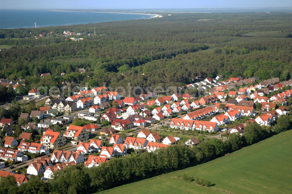 Aerial image Graal-Müritz - Blick auf das Wohngebiet Koppenheide der HAWO Bauträger KG in unmittelbarer Strandnähe im Ostseeheilbad Graal-Müritz. Es ist ein von 1996 bis 2004 neu errichtetes Wohngebiet mit insgesamt 210 Wochenend- und diverse Einzelhäusern in naturnahe Lage am Landschaftsschutzgebiet “Tabakwiesen” und nur wenige Minuten vom Ortszentrum entfernt.