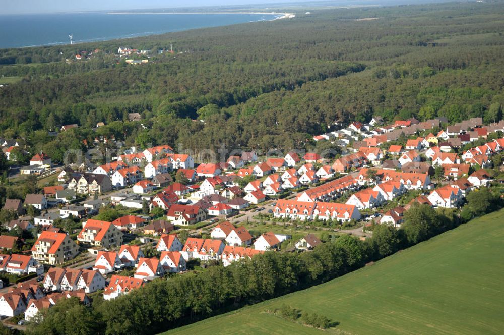 Aerial photograph Graal-Müritz - Blick auf das Wohngebiet Koppenheide der HAWO Bauträger KG in unmittelbarer Strandnähe im Ostseeheilbad Graal-Müritz. Es ist ein von 1996 bis 2004 neu errichtetes Wohngebiet mit insgesamt 210 Wochenend- und diverse Einzelhäusern in naturnahe Lage am Landschaftsschutzgebiet “Tabakwiesen” und nur wenige Minuten vom Ortszentrum entfernt.