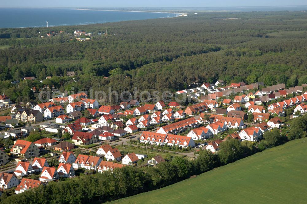 Graal-Müritz from above - Blick auf das Wohngebiet Koppenheide der HAWO Bauträger KG in unmittelbarer Strandnähe im Ostseeheilbad Graal-Müritz. Es ist ein von 1996 bis 2004 neu errichtetes Wohngebiet mit insgesamt 210 Wochenend- und diverse Einzelhäusern in naturnahe Lage am Landschaftsschutzgebiet “Tabakwiesen” und nur wenige Minuten vom Ortszentrum entfernt.