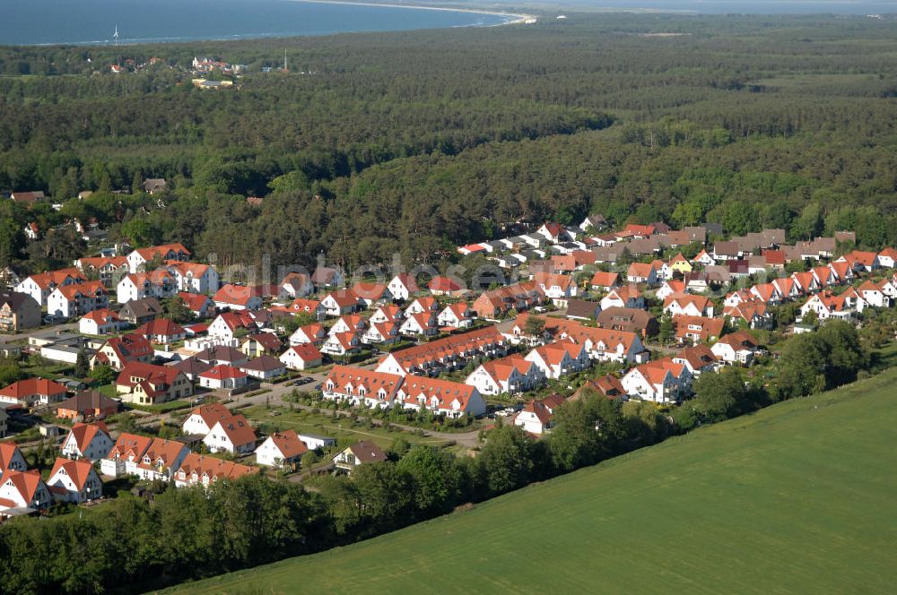 Graal-Müritz from the bird's eye view: Blick auf das Wohngebiet Koppenheide der HAWO Bauträger KG in unmittelbarer Strandnähe im Ostseeheilbad Graal-Müritz. Es ist ein von 1996 bis 2004 neu errichtetes Wohngebiet mit insgesamt 210 Wochenend- und diverse Einzelhäusern in naturnahe Lage am Landschaftsschutzgebiet “Tabakwiesen” und nur wenige Minuten vom Ortszentrum entfernt.