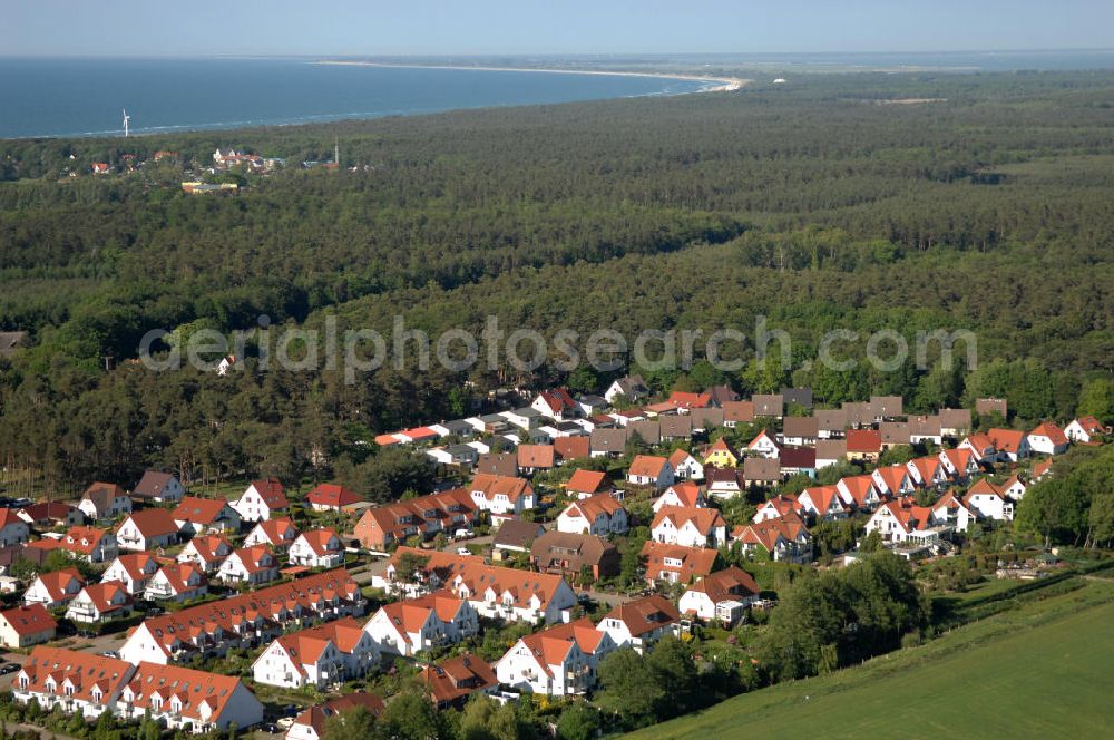 Aerial image Graal-Müritz - Blick auf das Wohngebiet Koppenheide der HAWO Bauträger KG in unmittelbarer Strandnähe im Ostseeheilbad Graal-Müritz. Es ist ein von 1996 bis 2004 neu errichtetes Wohngebiet mit insgesamt 210 Wochenend- und diverse Einzelhäusern in naturnahe Lage am Landschaftsschutzgebiet “Tabakwiesen” und nur wenige Minuten vom Ortszentrum entfernt.