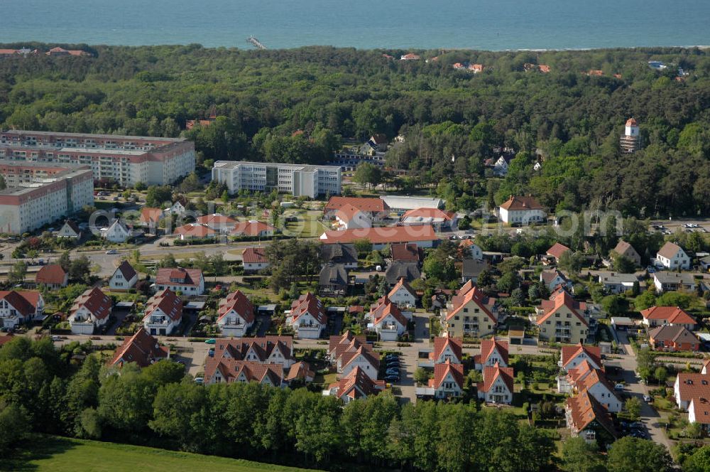 Aerial photograph Graal-Müritz - Blick auf das Wohngebiet Koppenheide der HAWO Bauträger KG in unmittelbarer Strandnähe im Ostseeheilbad Graal-Müritz. Es ist ein von 1996 bis 2004 neu errichtetes Wohngebiet mit insgesamt 210 Wochenend- und diverse Einzelhäusern in naturnahe Lage am Landschaftsschutzgebiet “Tabakwiesen” und nur wenige Minuten vom Ortszentrum entfernt.