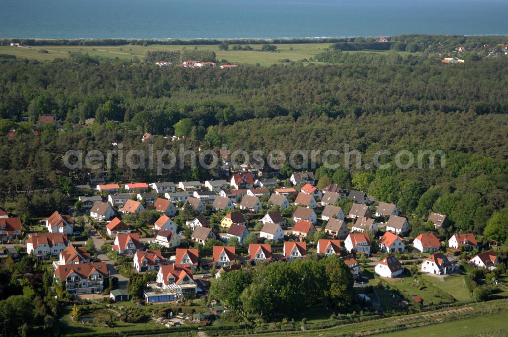 Graal-Müritz from the bird's eye view: Blick auf das Wohngebiet Koppenheide der HAWO Bauträger KG in unmittelbarer Strandnähe im Ostseeheilbad Graal-Müritz. Es ist ein von 1996 bis 2004 neu errichtetes Wohngebiet mit insgesamt 210 Wochenend- und diverse Einzelhäusern in naturnahe Lage am Landschaftsschutzgebiet “Tabakwiesen” und nur wenige Minuten vom Ortszentrum entfernt.