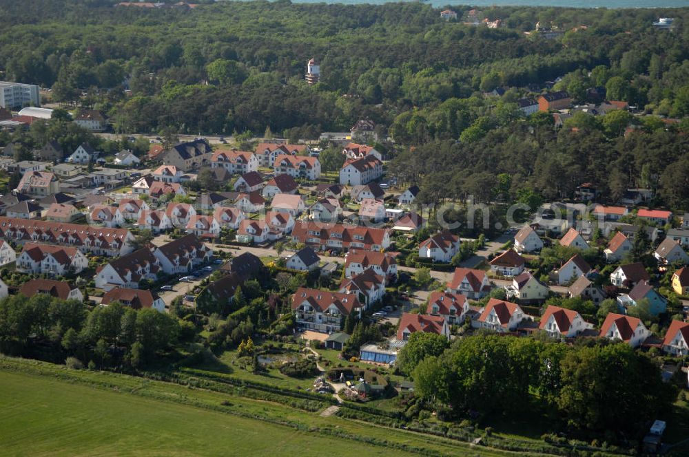 Aerial photograph Graal-Müritz - Blick auf das Wohngebiet Koppenheide der HAWO Bauträger KG in unmittelbarer Strandnähe im Ostseeheilbad Graal-Müritz. Es ist ein von 1996 bis 2004 neu errichtetes Wohngebiet mit insgesamt 210 Wochenend- und diverse Einzelhäusern in naturnahe Lage am Landschaftsschutzgebiet “Tabakwiesen” und nur wenige Minuten vom Ortszentrum entfernt.