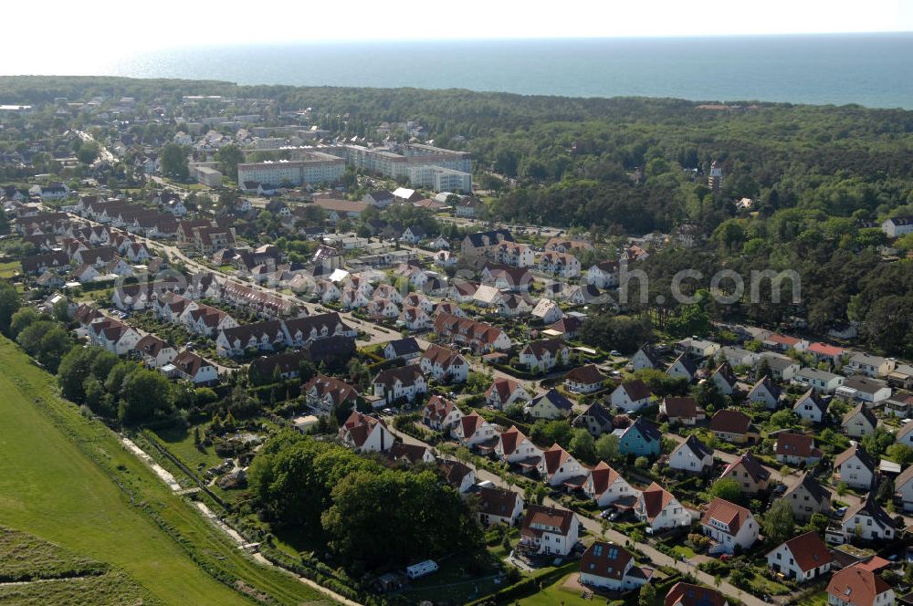 Graal-Müritz from above - Blick auf das Wohngebiet Koppenheide der HAWO Bauträger KG in unmittelbarer Strandnähe im Ostseeheilbad Graal-Müritz. Es ist ein von 1996 bis 2004 neu errichtetes Wohngebiet mit insgesamt 210 Wochenend- und diverse Einzelhäusern in naturnahe Lage am Landschaftsschutzgebiet “Tabakwiesen” und nur wenige Minuten vom Ortszentrum entfernt.