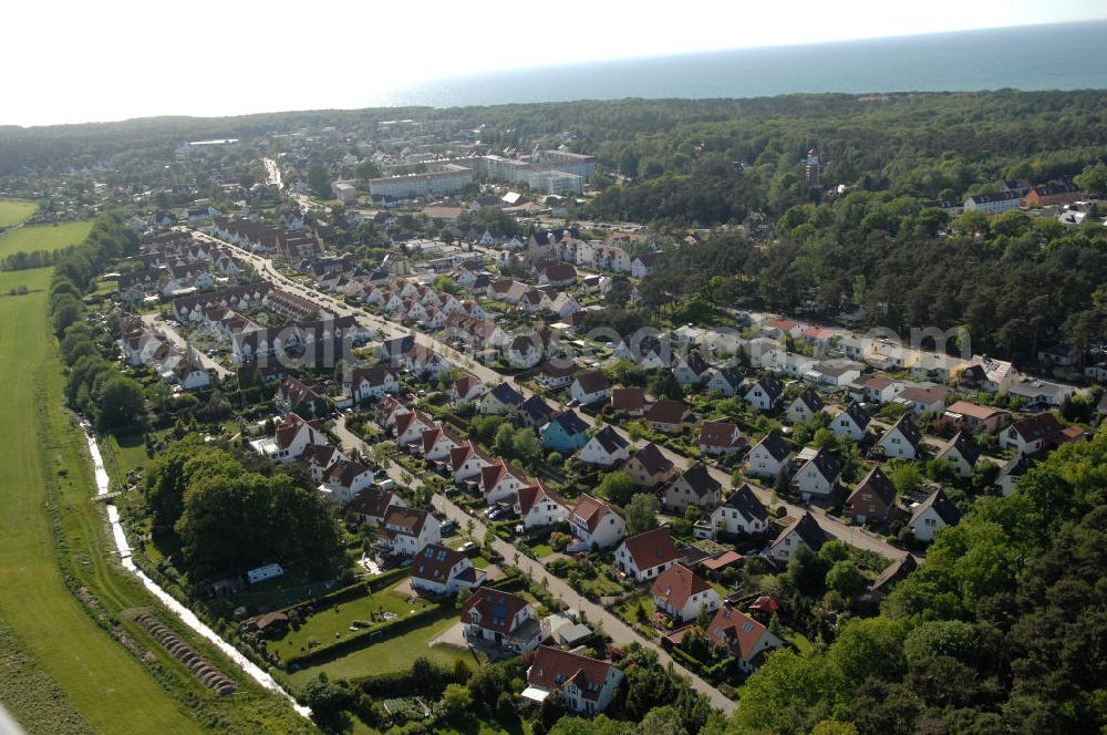 Aerial photograph Graal-Müritz - Blick auf das Wohngebiet Koppenheide der HAWO Bauträger KG in unmittelbarer Strandnähe im Ostseeheilbad Graal-Müritz. Es ist ein von 1996 bis 2004 neu errichtetes Wohngebiet mit insgesamt 210 Wochenend- und diverse Einzelhäusern in naturnahe Lage am Landschaftsschutzgebiet “Tabakwiesen” und nur wenige Minuten vom Ortszentrum entfernt.