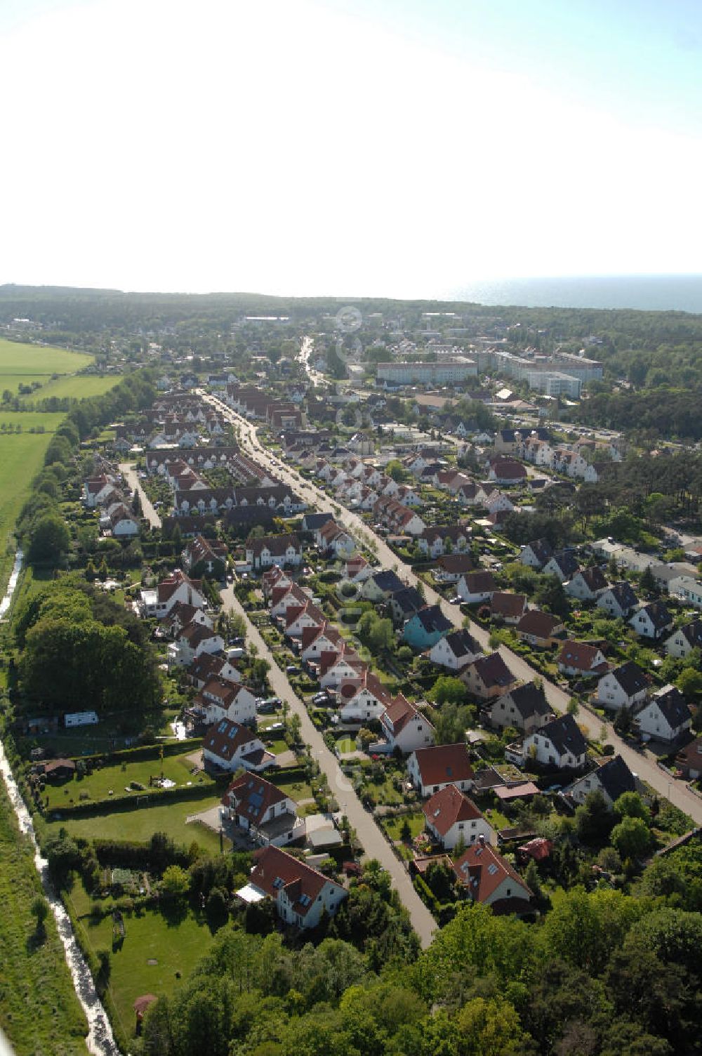 Graal-Müritz from above - Blick auf das Wohngebiet Koppenheide der HAWO Bauträger KG in unmittelbarer Strandnähe im Ostseeheilbad Graal-Müritz. Es ist ein von 1996 bis 2004 neu errichtetes Wohngebiet mit insgesamt 210 Wochenend- und diverse Einzelhäusern in naturnahe Lage am Landschaftsschutzgebiet “Tabakwiesen” und nur wenige Minuten vom Ortszentrum entfernt.