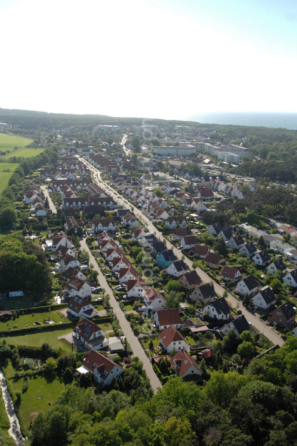 Graal-Müritz from the bird's eye view: Blick auf das Wohngebiet Koppenheide der HAWO Bauträger KG in unmittelbarer Strandnähe im Ostseeheilbad Graal-Müritz. Es ist ein von 1996 bis 2004 neu errichtetes Wohngebiet mit insgesamt 210 Wochenend- und diverse Einzelhäusern in naturnahe Lage am Landschaftsschutzgebiet “Tabakwiesen” und nur wenige Minuten vom Ortszentrum entfernt.