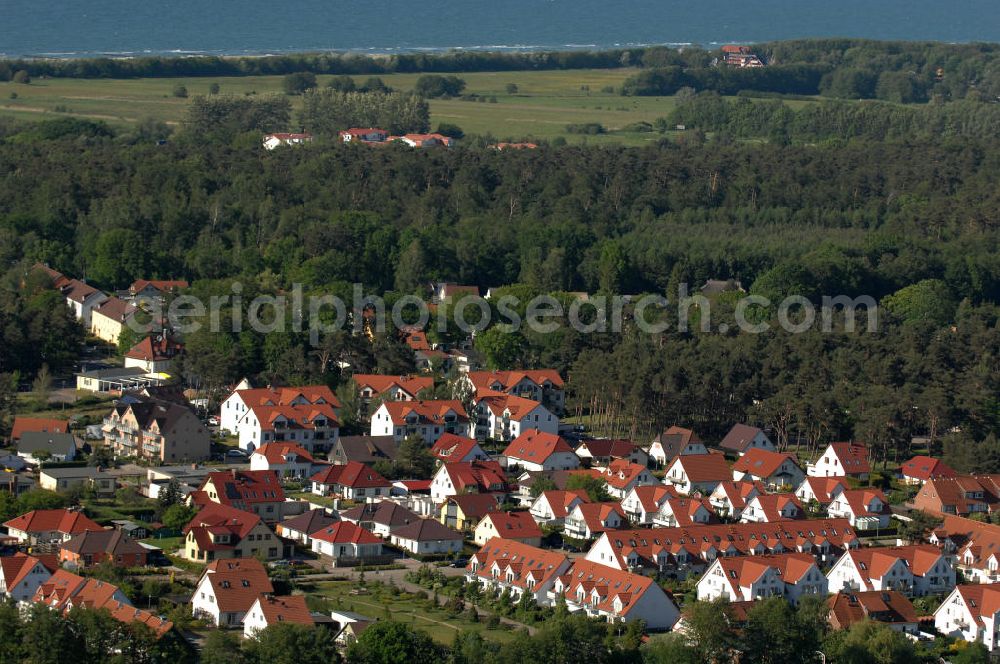 Aerial image Graal-Müritz - Blick auf das Wohngebiet Koppenheide der HAWO Bauträger KG in unmittelbarer Strandnähe im Ostseeheilbad Graal-Müritz. Es ist ein von 1996 bis 2004 neu errichtetes Wohngebiet mit insgesamt 210 Wochenend- und diverse Einzelhäusern in naturnahe Lage am Landschaftsschutzgebiet “Tabakwiesen” und nur wenige Minuten vom Ortszentrum entfernt.