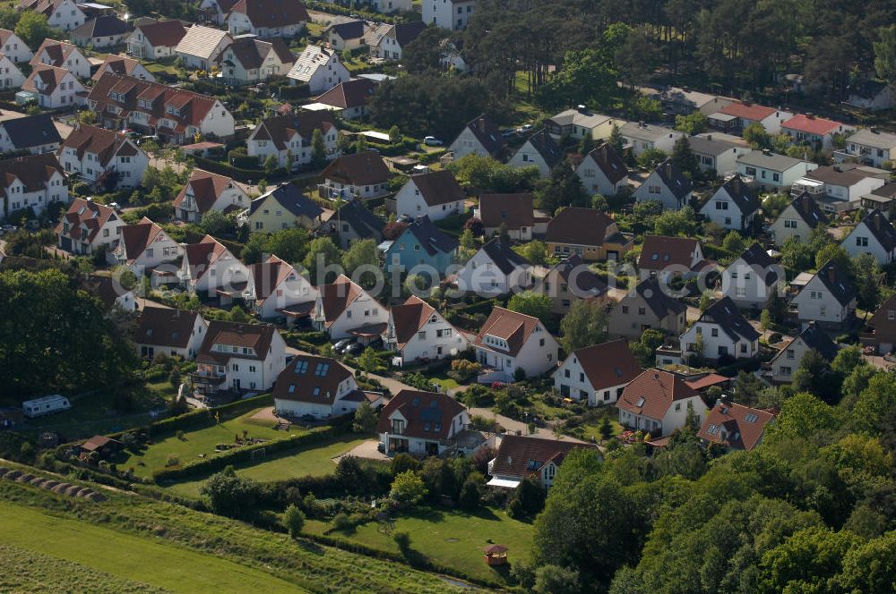 Graal-Müritz from above - Blick auf das Wohngebiet Koppenheide der HAWO Bauträger KG in unmittelbarer Strandnähe im Ostseeheilbad Graal-Müritz. Es ist ein von 1996 bis 2004 neu errichtetes Wohngebiet mit insgesamt 210 Wochenend- und diverse Einzelhäusern in naturnahe Lage am Landschaftsschutzgebiet “Tabakwiesen” und nur wenige Minuten vom Ortszentrum entfernt.