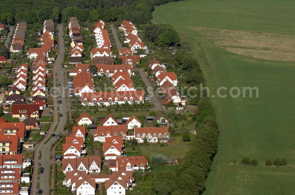 Graal-Müritz from the bird's eye view: Blick auf das Wohngebiet Koppenheide der HAWO Bauträger KG in unmittelbarer Strandnähe im Ostseeheilbad Graal-Müritz. Es ist ein von 1996 bis 2004 neu errichtetes Wohngebiet mit insgesamt 210 Wochenend- und diverse Einzelhäusern in naturnahe Lage am Landschaftsschutzgebiet “Tabakwiesen” und nur wenige Minuten vom Ortszentrum entfernt.