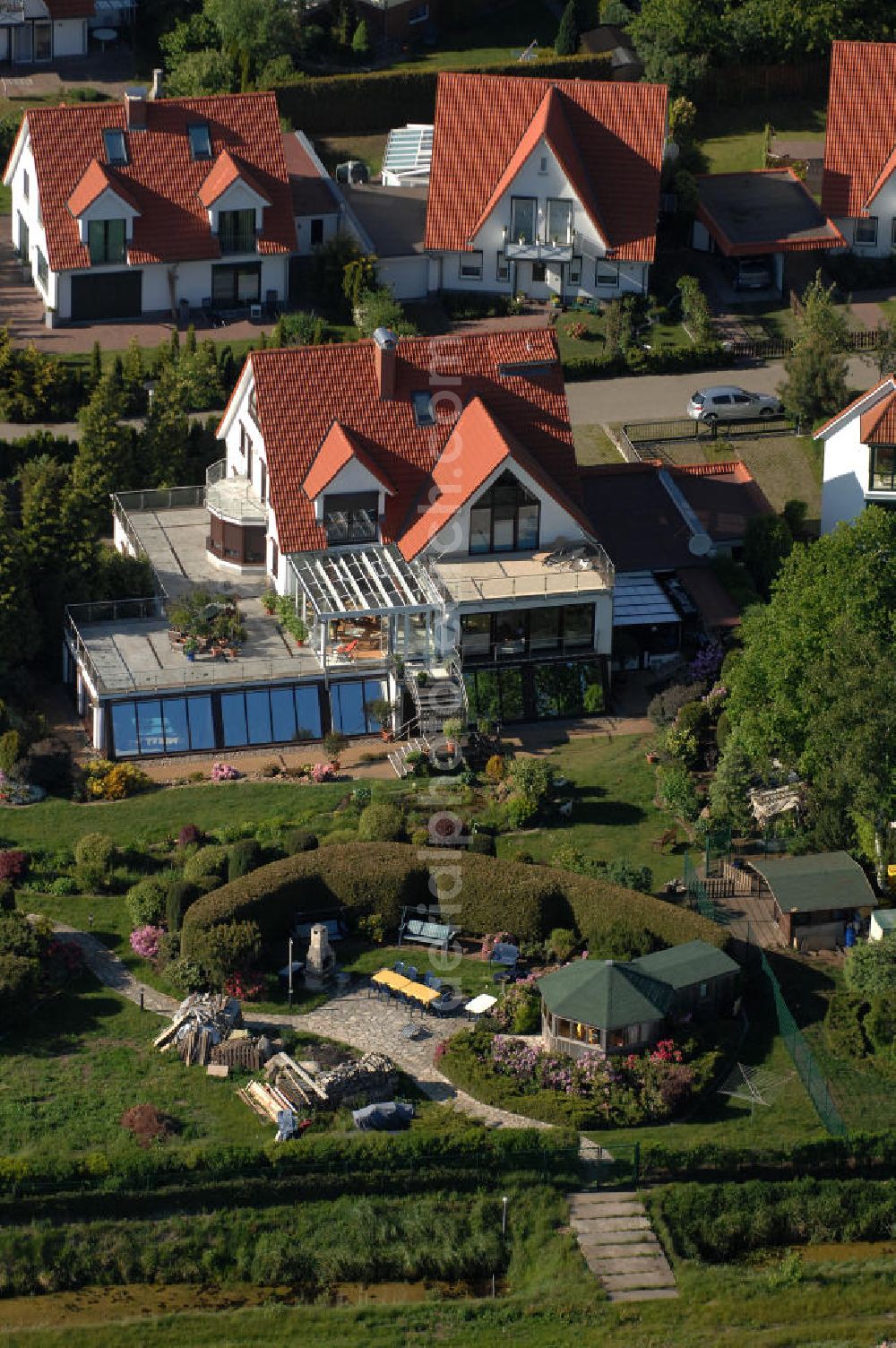 Graal-Müritz from above - Blick auf das Wohngebiet Koppenheide der HAWO Bauträger KG in unmittelbarer Strandnähe im Ostseeheilbad Graal-Müritz. Es ist ein von 1996 bis 2004 neu errichtetes Wohngebiet mit insgesamt 210 Wochenend- und diverse Einzelhäusern in naturnahe Lage am Landschaftsschutzgebiet “Tabakwiesen” und nur wenige Minuten vom Ortszentrum entfernt.