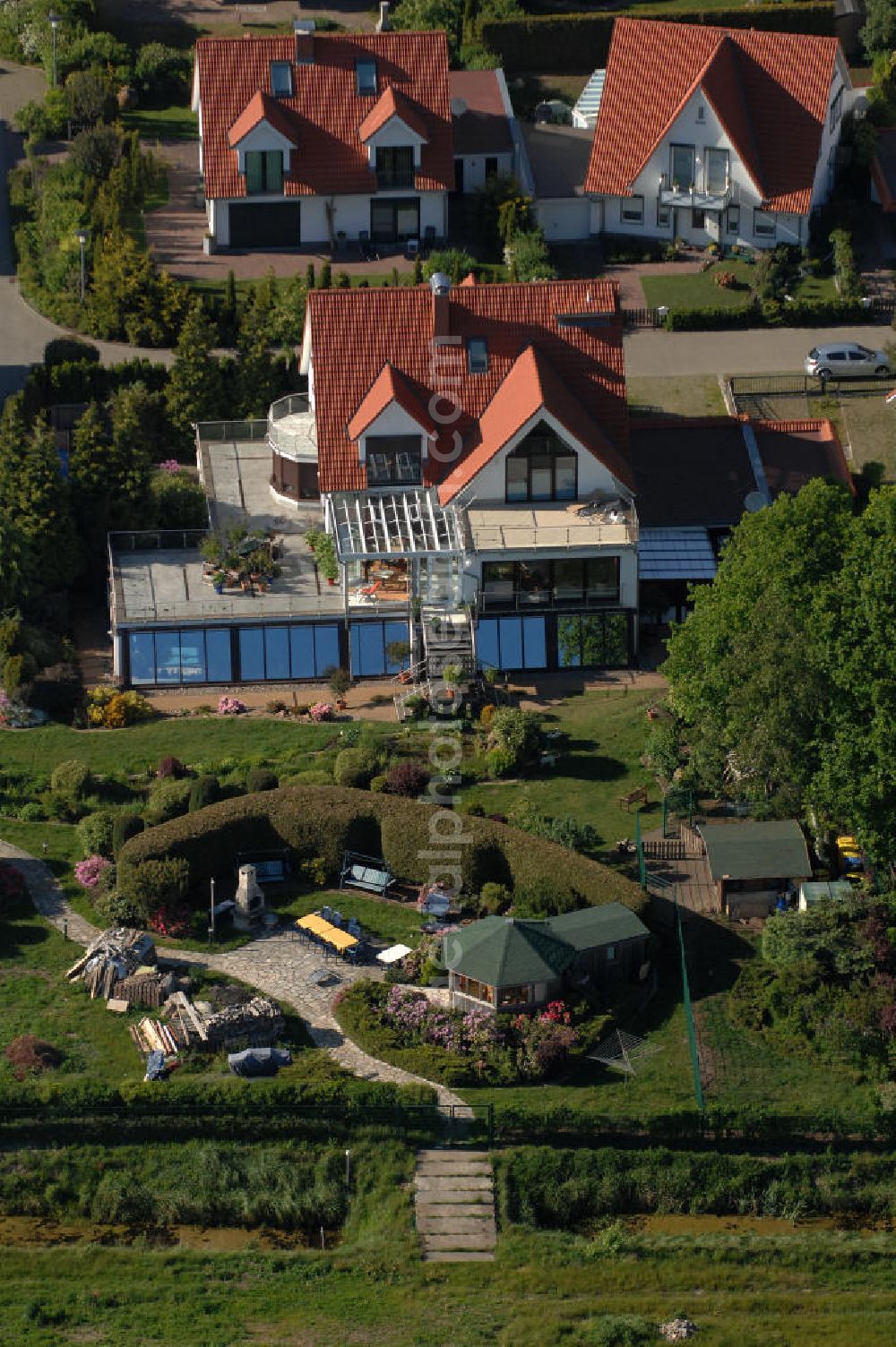 Graal-Müritz from the bird's eye view: Blick auf das Wohngebiet Koppenheide der HAWO Bauträger KG in unmittelbarer Strandnähe im Ostseeheilbad Graal-Müritz. Es ist ein von 1996 bis 2004 neu errichtetes Wohngebiet mit insgesamt 210 Wochenend- und diverse Einzelhäusern in naturnahe Lage am Landschaftsschutzgebiet “Tabakwiesen” und nur wenige Minuten vom Ortszentrum entfernt.