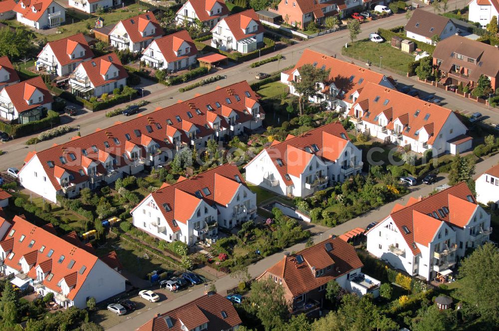 Graal-Müritz from above - Blick auf das Wohngebiet Koppenheide der HAWO Bauträger KG in unmittelbarer Strandnähe im Ostseeheilbad Graal-Müritz. Es ist ein von 1996 bis 2004 neu errichtetes Wohngebiet mit insgesamt 210 Wochenend- und diverse Einzelhäusern in naturnahe Lage am Landschaftsschutzgebiet “Tabakwiesen” und nur wenige Minuten vom Ortszentrum entfernt.