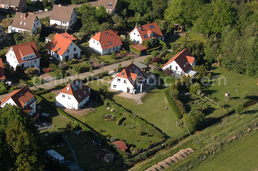 Aerial photograph Graal-Müritz - Blick auf das Wohngebiet Koppenheide der HAWO Bauträger KG in unmittelbarer Strandnähe im Ostseeheilbad Graal-Müritz. Es ist ein von 1996 bis 2004 neu errichtetes Wohngebiet mit insgesamt 210 Wochenend- und diverse Einzelhäusern in naturnahe Lage am Landschaftsschutzgebiet “Tabakwiesen” und nur wenige Minuten vom Ortszentrum entfernt.