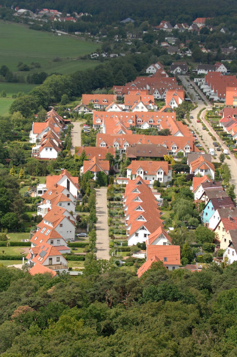 Aerial photograph Ostseebad Graal-Müritz - Blick auf das Wohngebiet Koppenheide der HAWO Bauträger KG in unmittelbarer Strandnähe im Ostseeheilbad Graal-Müritz. Es ist ein von 1996 bis 2004 neu errichtetes Wohngebiet mit insgesamt 210 Wochenend- und diverse Einzelhäusern in naturnahe Lage am Landschaftsschutzgebiet “Tabakwiesen” und nur wenige Minuten vom Ortszentrum entfernt.