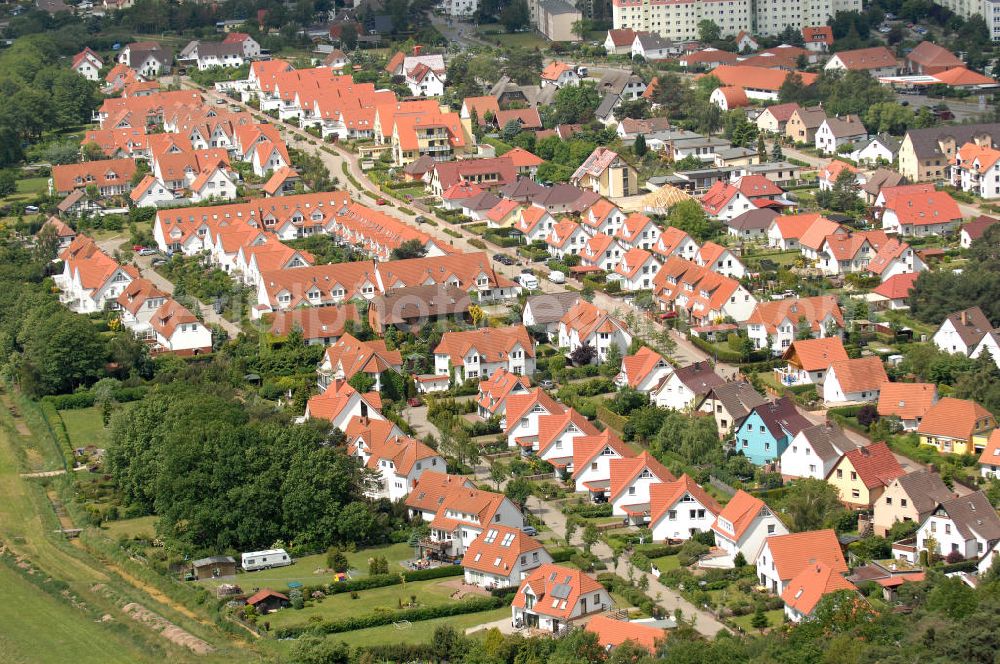 Aerial photograph Ostseebad Graal-Müritz - Blick auf das Wohngebiet Koppenheide der HAWO Bauträger KG in unmittelbarer Strandnähe im Ostseeheilbad Graal-Müritz. Es ist ein von 1996 bis 2004 neu errichtetes Wohngebiet mit insgesamt 210 Wochenend- und diverse Einzelhäusern in naturnahe Lage am Landschaftsschutzgebiet “Tabakwiesen” und nur wenige Minuten vom Ortszentrum entfernt.