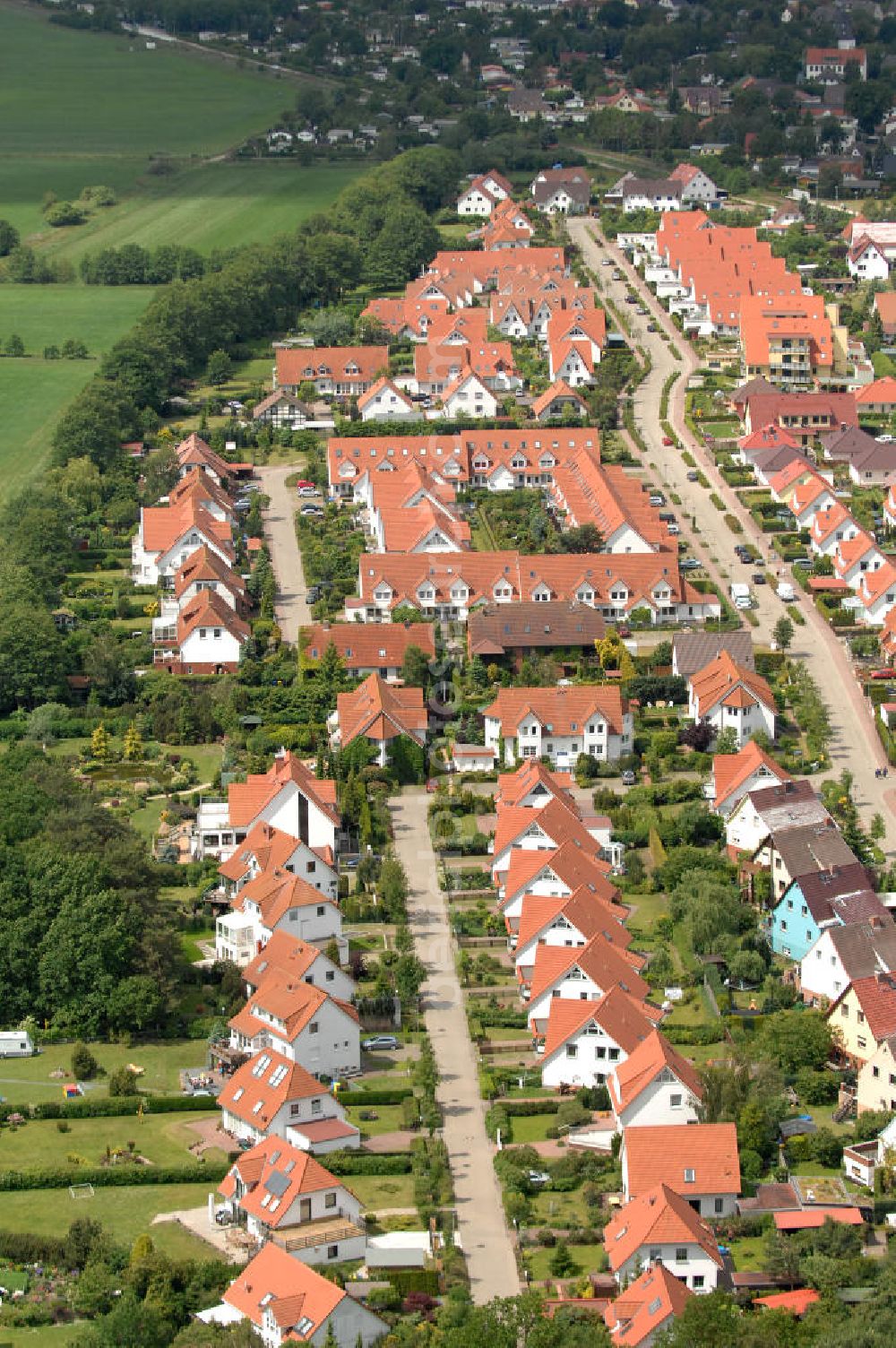 Ostseebad Graal-Müritz from the bird's eye view: Blick auf das Wohngebiet Koppenheide der HAWO Bauträger KG in unmittelbarer Strandnähe im Ostseeheilbad Graal-Müritz. Es ist ein von 1996 bis 2004 neu errichtetes Wohngebiet mit insgesamt 210 Wochenend- und diverse Einzelhäusern in naturnahe Lage am Landschaftsschutzgebiet “Tabakwiesen” und nur wenige Minuten vom Ortszentrum entfernt.