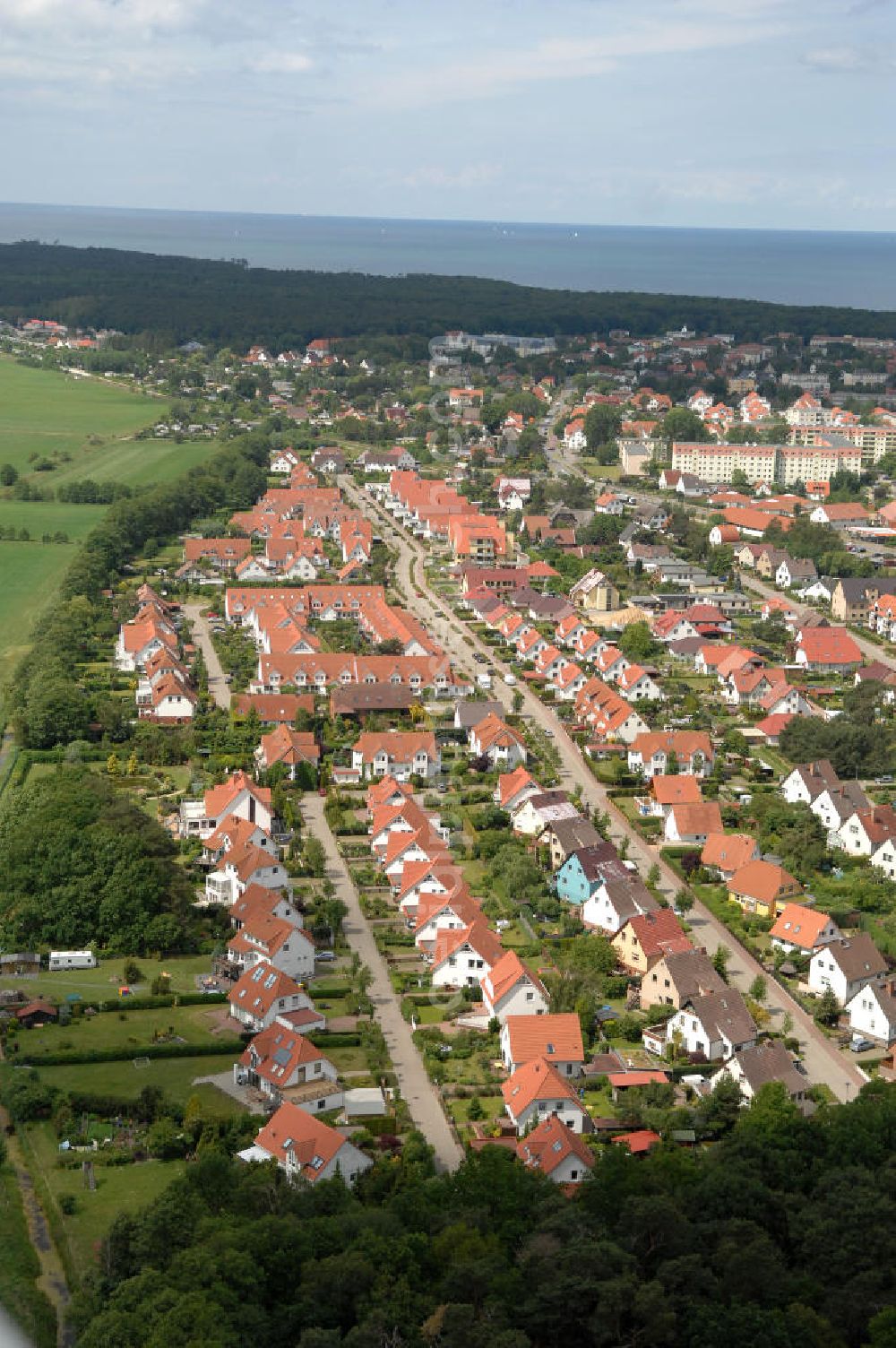 Ostseebad Graal-Müritz from the bird's eye view: Blick auf das Wohngebiet Koppenheide der HAWO Bauträger KG in unmittelbarer Strandnähe im Ostseeheilbad Graal-Müritz. Es ist ein von 1996 bis 2004 neu errichtetes Wohngebiet mit insgesamt 210 Wochenend- und diverse Einzelhäusern in naturnahe Lage am Landschaftsschutzgebiet “Tabakwiesen” und nur wenige Minuten vom Ortszentrum entfernt.