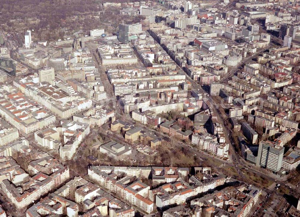 Aerial image Berlin – Wilmersdorf - 05.03.2004 Wohngebiet an der Kreuzung Bundesallee, Hohenzollerndamm, Nachodstraße mit Blick in Richtung Bahnhof Zoo / Gedächtniskirche mit dem IBB-Hochhaus und dem Park an der Meier-Otto-Straße in Berlin-Wilmersdor