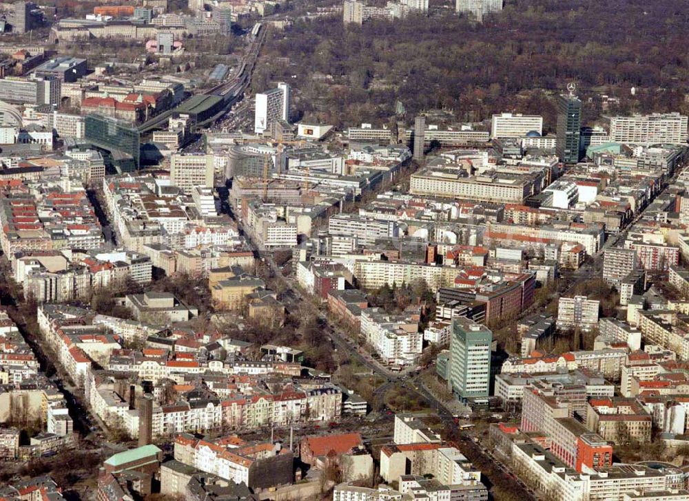 Aerial image Berlin – Wilmersdorf - 05.03.2004 Wohngebiet an der Kreuzung Bundesallee, Hohenzollerndamm, Nachodstraße mit Blick in Richtung Bahnhof Zoo / Gedächtniskirche mit dem IBB-Hochhaus und dem Park an der Meier-Otto-Straße in Berlin-Wilmersdor